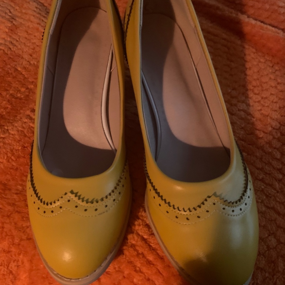 Gold Pumps - Picture 3 of 3